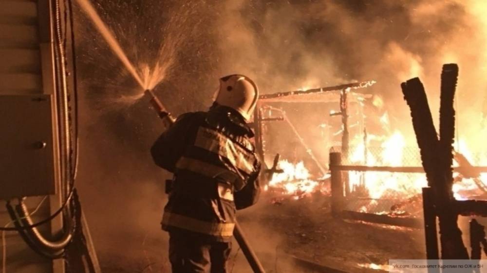 Десятки жильцов эвакуированы после возгорания деревянного дома в Якутске