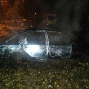 На Кичкасе в Запорожье сгорела иномарка. Фотофакт