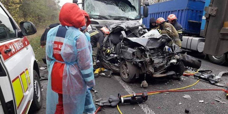 В Черкасской области легковушку зажало между двумя грузовиками, два человека погибли