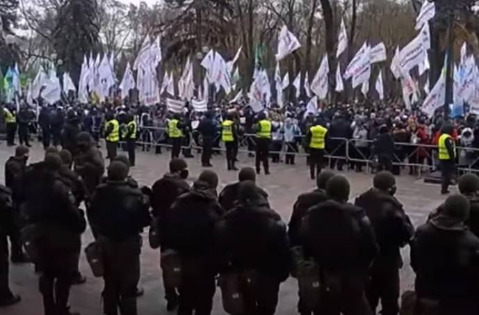 Терпение на пределе: Киев колотит – люди перекрыли дорогу, первые подробности