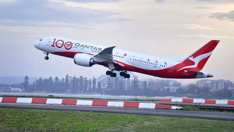 Авиакомпания Qantas потребует от пассажиров справку о прививке от коронавируса
