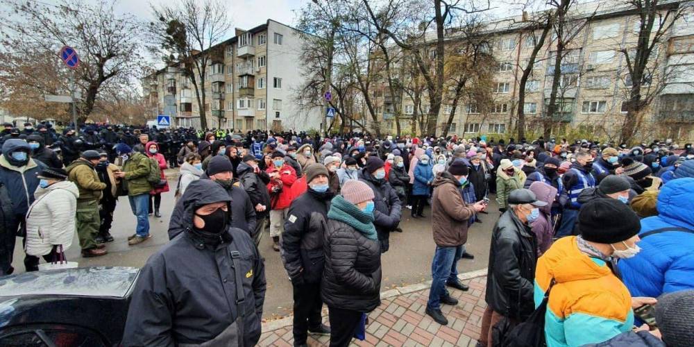 Силовики оцепили территорию. В Киеве под посольством США собрались сторонники ОПЗЖ — фото