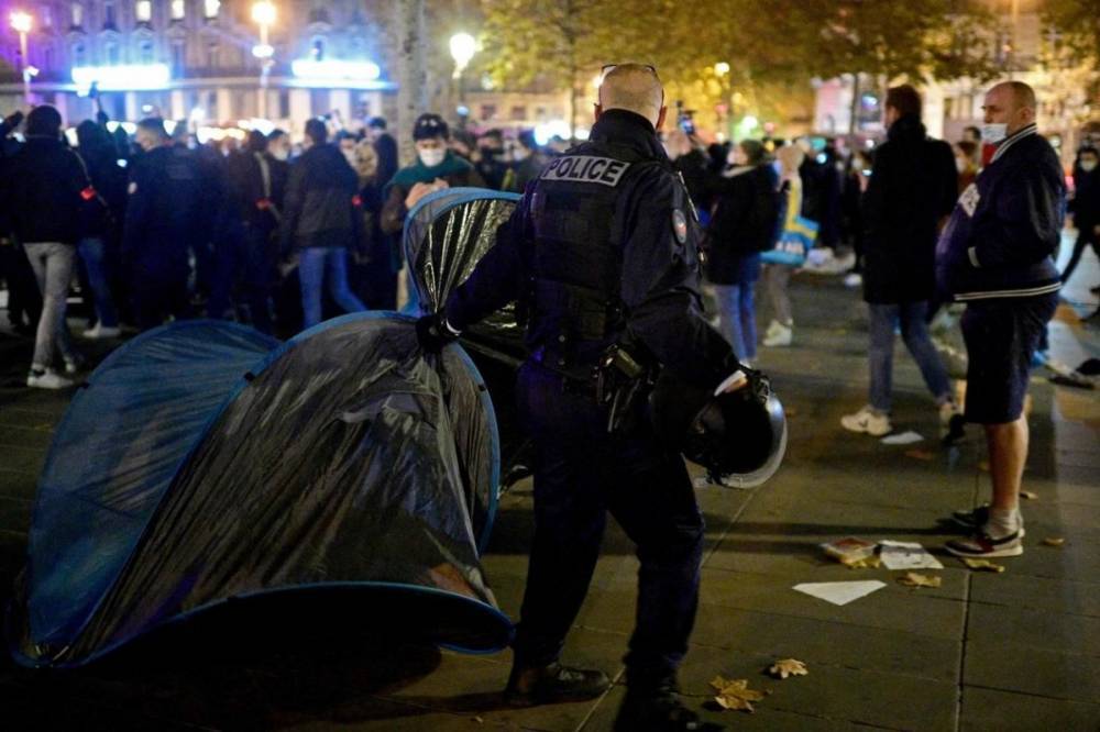 В Париже силовики жестко разогнали мигрантов, которые устроили протест в центре города (видео)