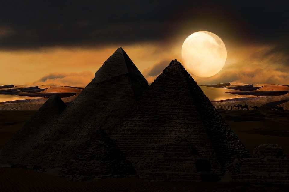 Уфолог Скотт Уоринг обнаружил на Луне древнюю пирамиду