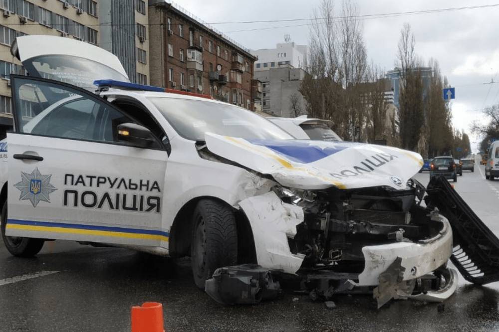 В Киеве водитель на Audi попал в серьезную аварию с участием патрульных, которые ехали на вызов по другому ДТП (фото, видео)