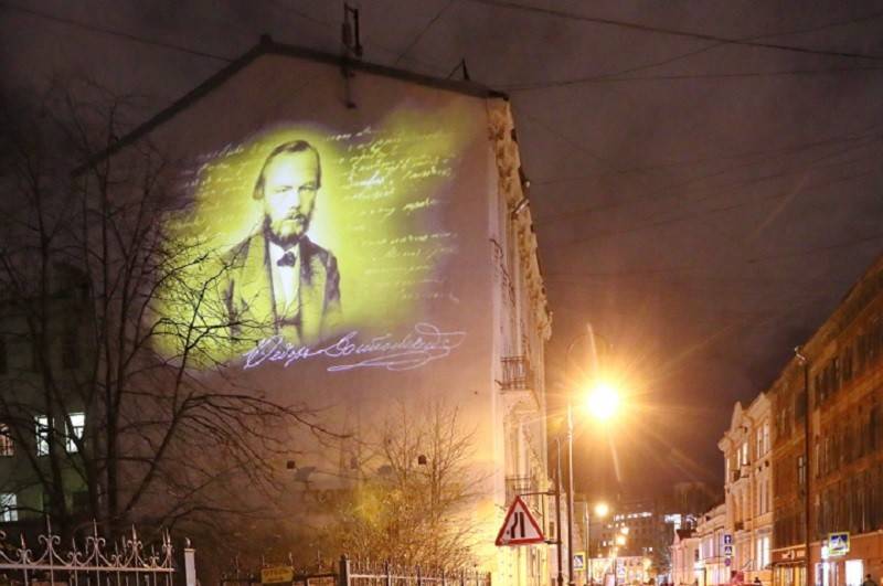 В Петербурге на здании появился световой граффити-портрет Достоевского