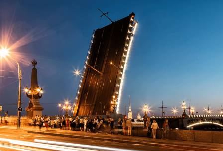 Только Троицкий мост развели в ночь на вторник в Петербурге