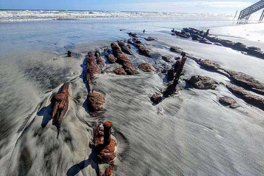 На пляже Флориды нашли обломки 200-летнего корабля (Фото)