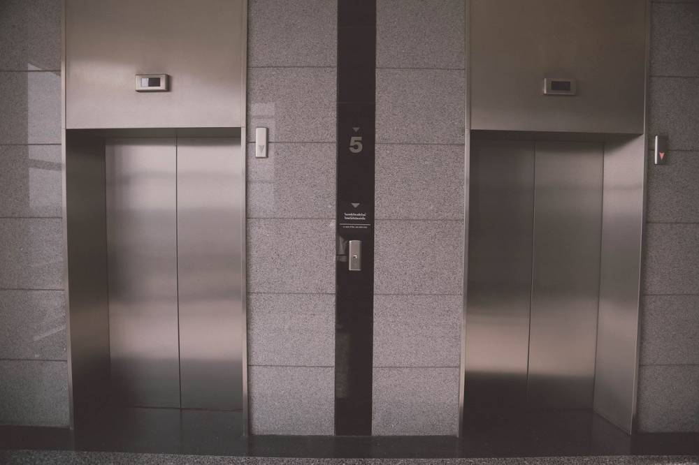 В Петербурге в 2021 году должны отремонтировать еще 1 тыс. лифтов