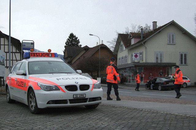 В Швейцарии женщина напала с ножом на посетителей универмага
