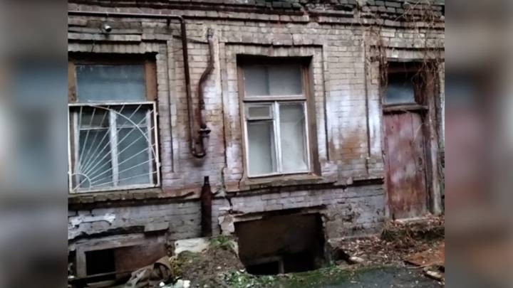 В Ростове две пенсионерки провалились из квартиры в подвал