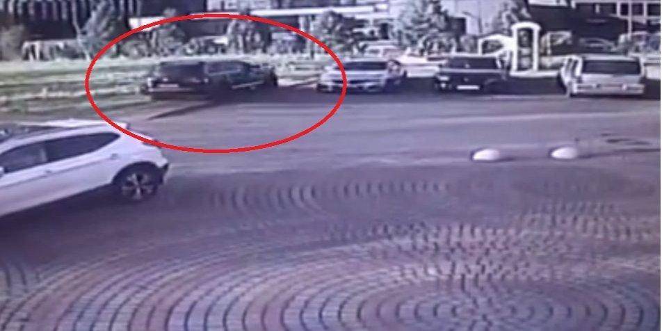 Появилось видео ДТП во Львове, во время которого пьяный полицейский влетел на детскую площадку