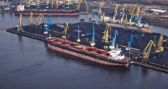 Транзит грузов через порты Латвии упал на 56%
