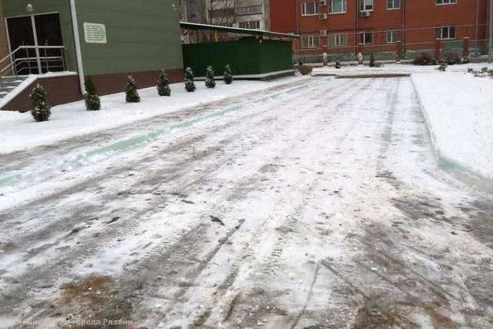 Мэрия напомнила руководству школ и детсадов Рязани о необходимости уборки снега и наледи