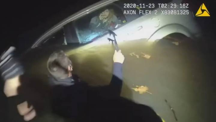 Полицейские спасли женщину из тонущей машины. Видео