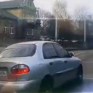 В Коммунарском районе Запорожья перевернулся «Ланос»: опубликовано видео момента ДТП