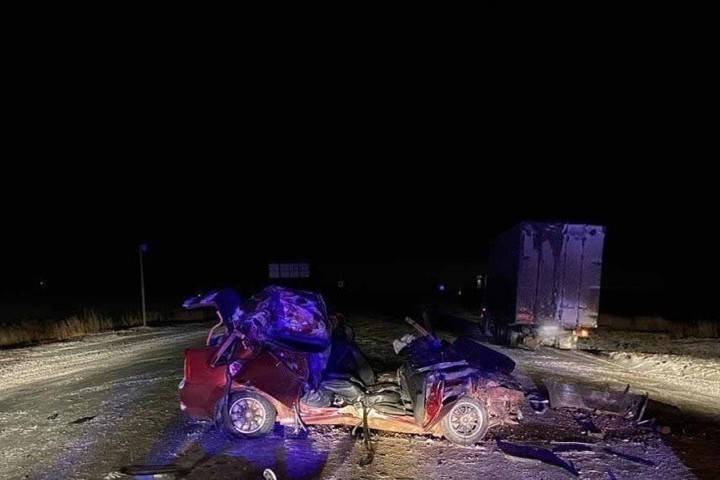 В Удмуртии пассажир иномарки погиб при столкновении с грузовиком