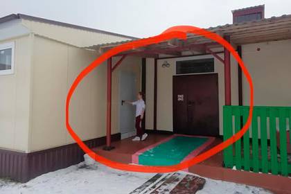 Российскую школу отремонтировали за 11 миллионов и сделали туалет на улице