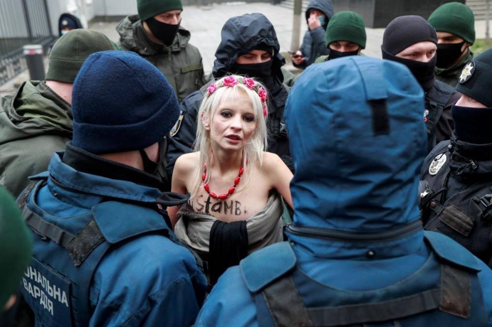 На Банковой активистка Femen обнажилась по случаю всемирной акции против насилия. Фото