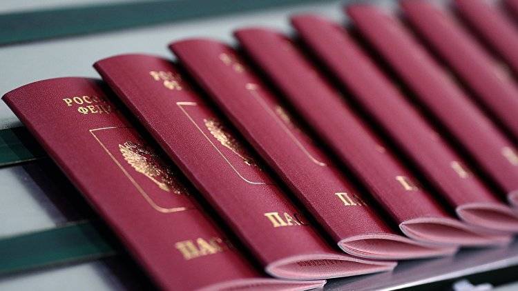 На непризнание Киевом российских паспортов крымчан ответили в Госдуме
