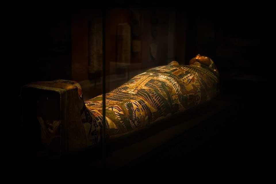 Ускоритель частиц нашел в древней мумии ребенка необычный амулет