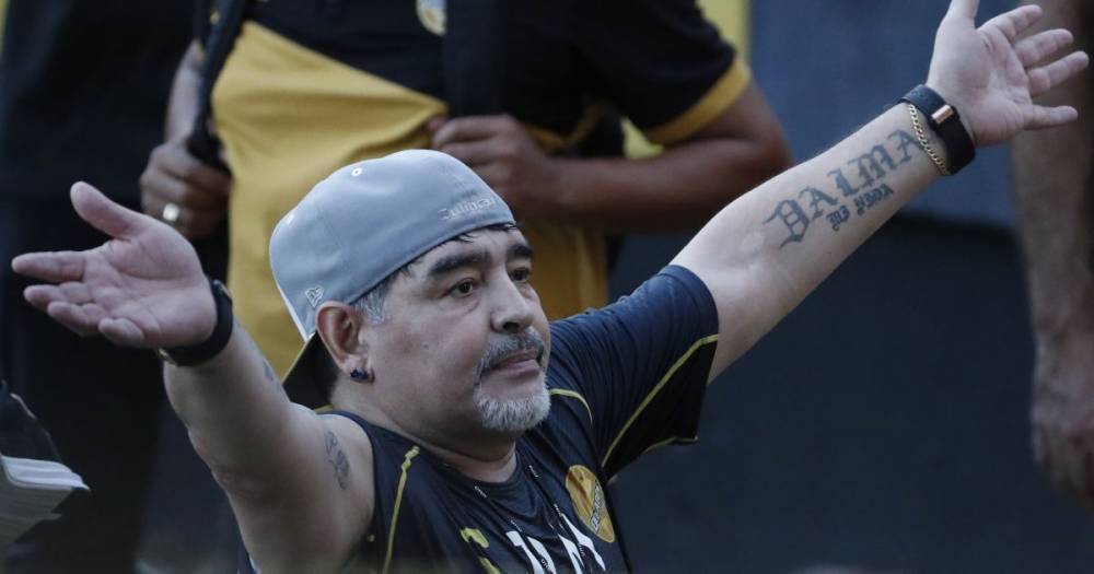 "Навсегда в наших сердцах": футбольный мир "взорвался" реакцией на смерть легендарного Марадоны