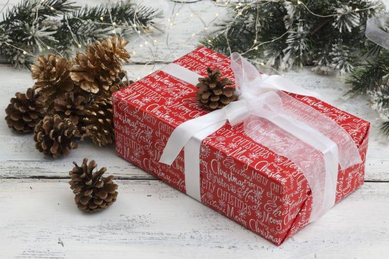 Как красиво упаковать подарок своими руками в подарочную бумагу? Пошаговое фото + видео