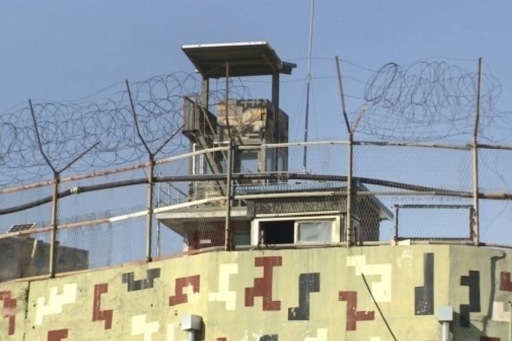 Перепрыгнул трёхметровый забор и пересёк границу: В Южной Кореи задержали мужчину-гимнаста