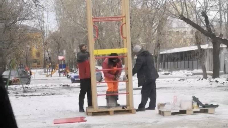 Челябинцы в шоке: в городе в мороз делают не только дороги, но и детские площадки