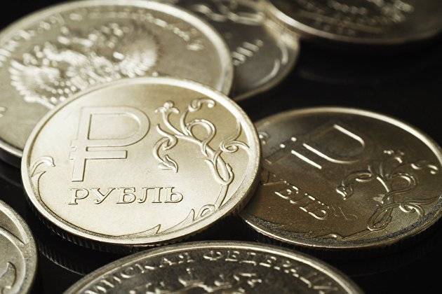 Рубль символически растет к доллару и снижается к евро