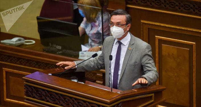 Парламент Армении обсуждает отмену военного положения