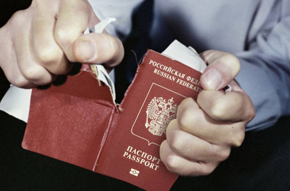 В Карелии мужчина выкрал паспорт бывшей возлюбленной и разорвал его в клочья