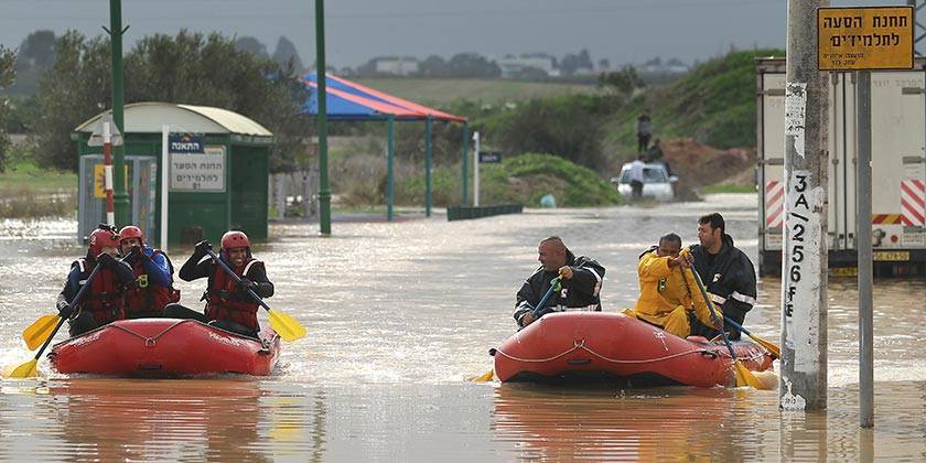 Многие города Израиля затоплены, пожарные спасают людей