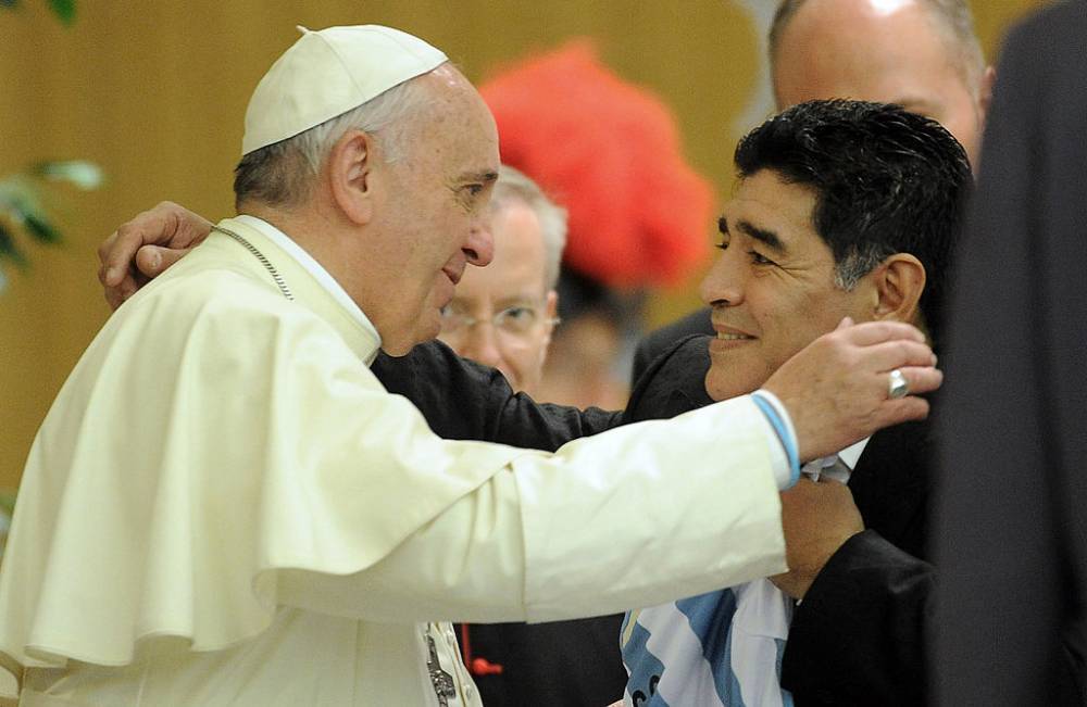 Папа римский Франциск поминает Марадону в молитве