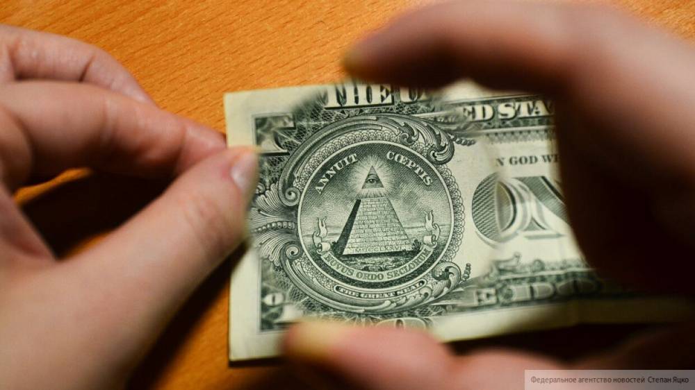 Доллар начинает дешеветь по отношению к мировым валютам