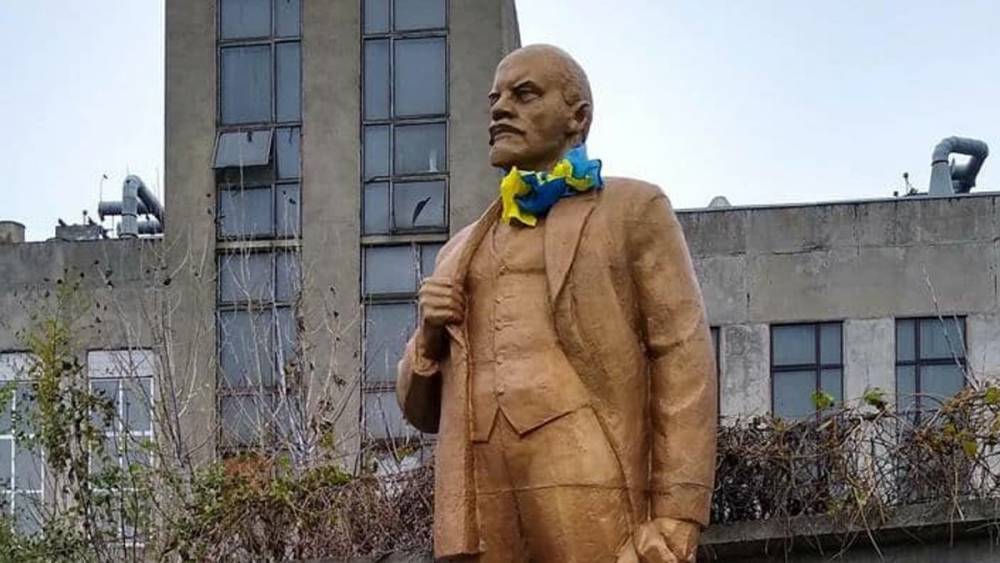 В Киеве предприниматель установил памятник Ленину: хотел немного подзаработать
