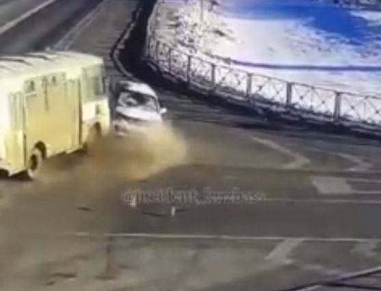 Опубликовано видео столкновения автобуса с автомобилем в Кузбассе