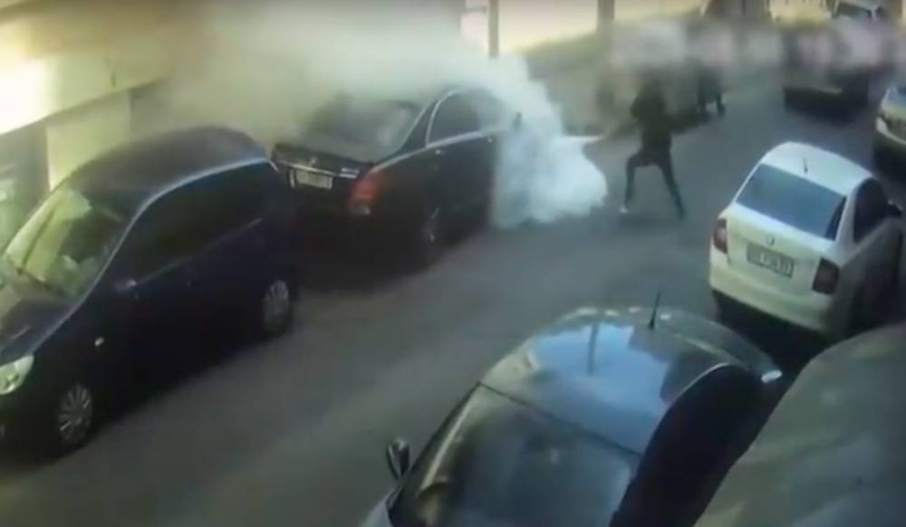 Еле уцелел: в Одессе подожгли автомобиль известного журналиста. Видео