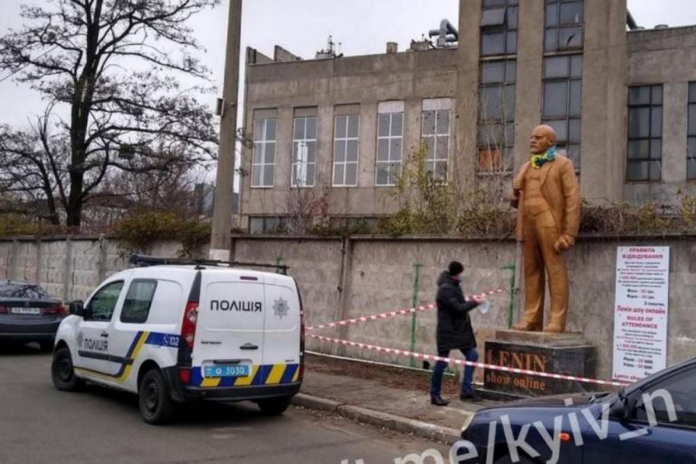 В Киеве установили "платного Ленина"