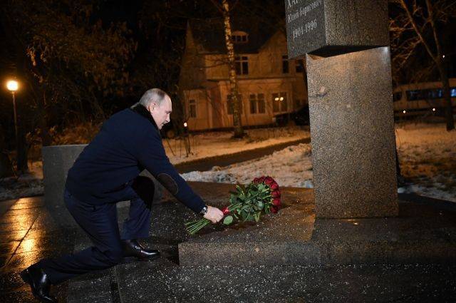 Путин возложил цветы к памятнику академику Харитону в Сарове