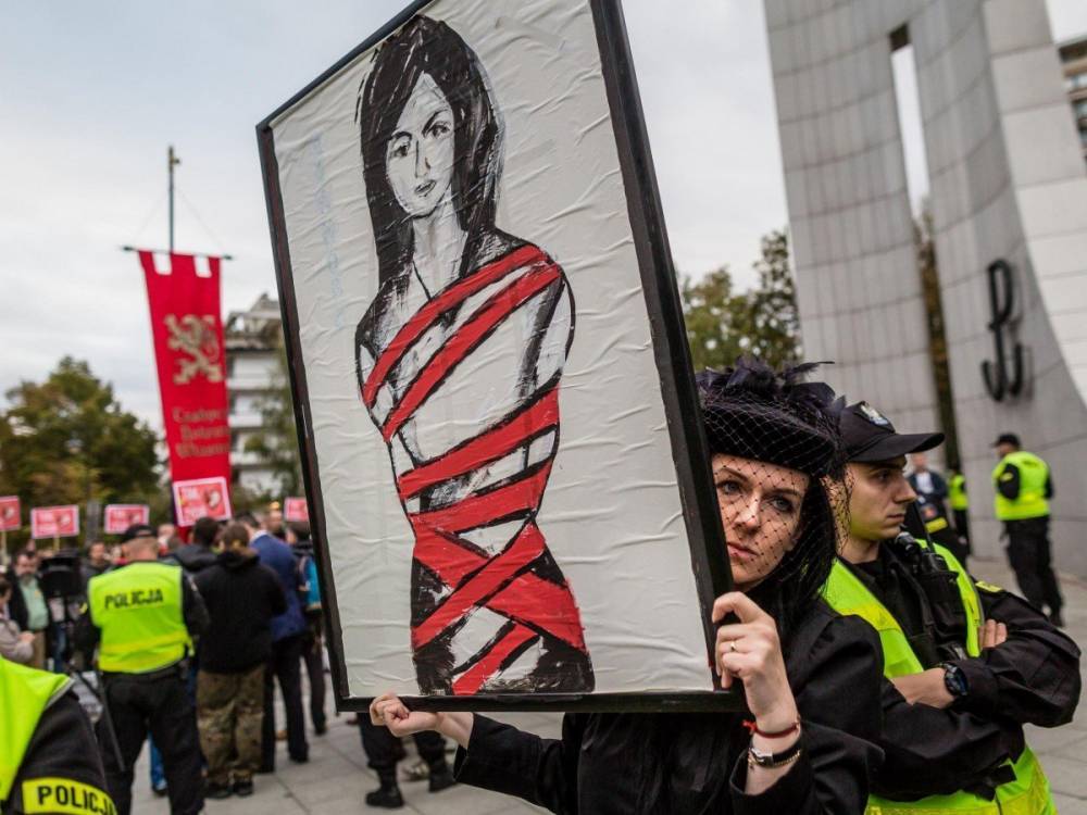 Европарламент поддержал антиправительственные протесты в Польше