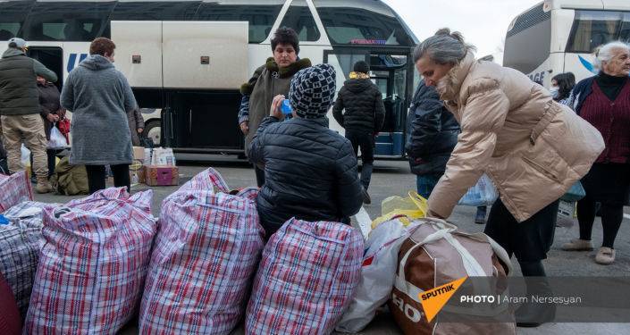 Более 1 700 беженцев вернулись в Карабах за текущие сутки - Минобороны РФ