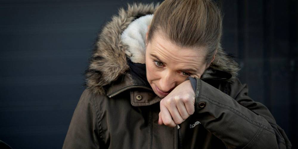 Премьер Дании расплакалась после посещения фермы, где из-за коронавируса убили всех норок — фото