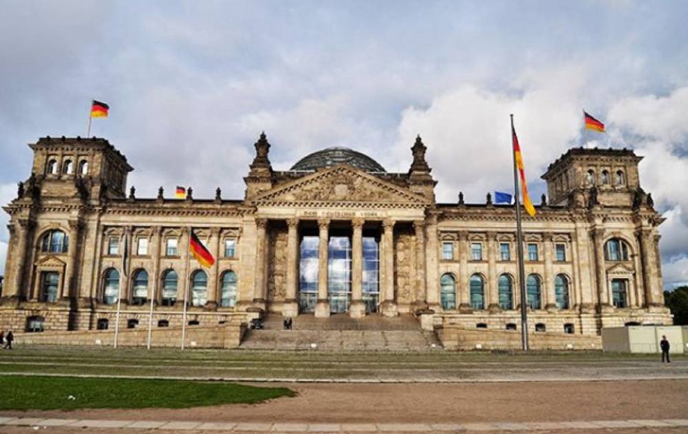 Бундестаг выступил за участие Германии в мирном урегулировании в Карабахе
