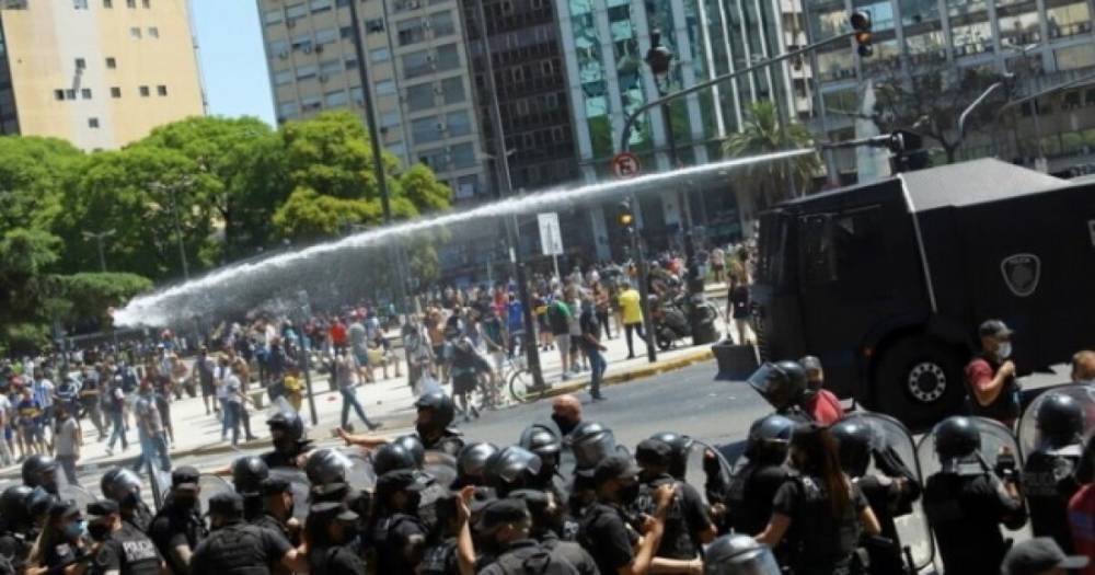 Прощание с Марадоной в Буэнос-Айресе переросло в массовые беспорядки (ВИДЕО)