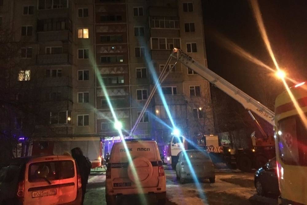 В Екатеринбурге из пожара с помощью подъемника с 9-го этажа спасли двух человек