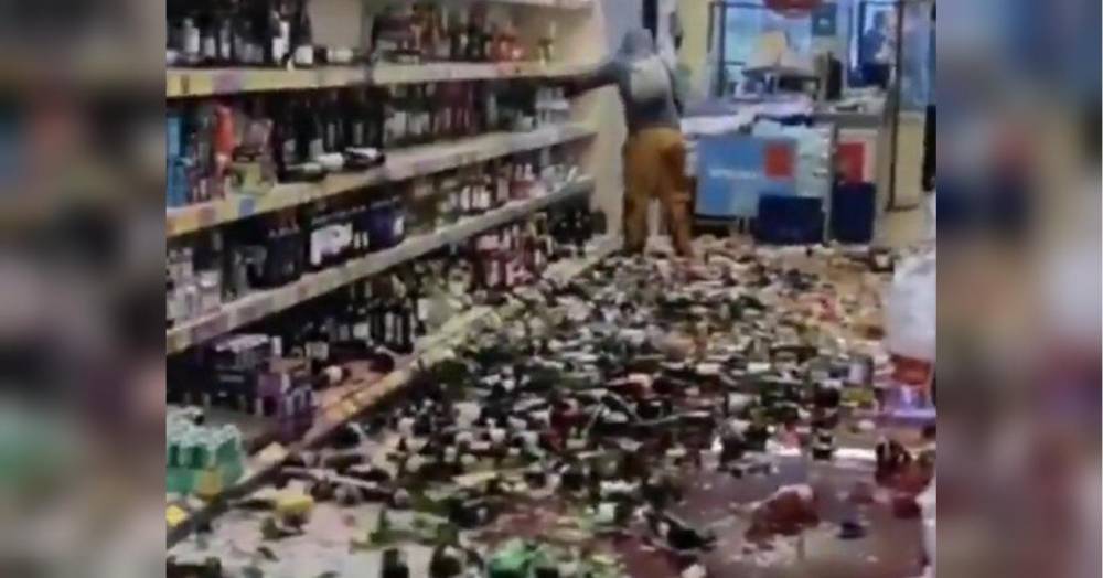 Неадекватная женщина разбила в супермаркете 500 бутылок с алкоголем – видео разгрома впечатляют
