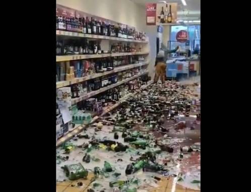 В Англии женщина разгромила полку с алкоголем в супермаркете, разбив более 500 бутылок