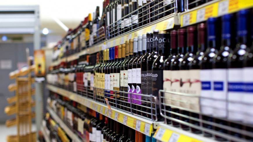 Неадекватная женщина молча разбила 500 бутылок алкоголя в британском супермаркете