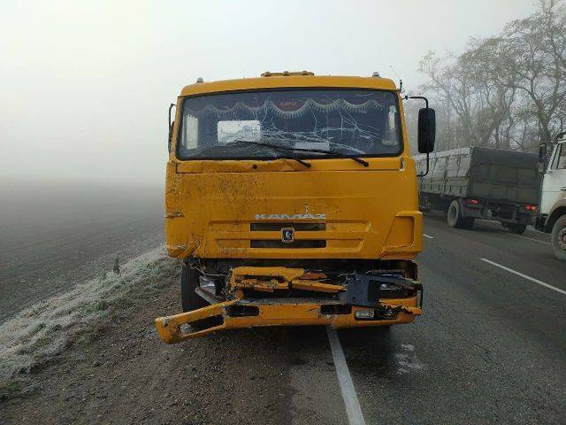 Шесть человек погибли при столкновении маршрутки и грузовика на Кубани